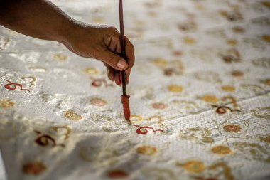 Surakarta, Endonezya - 7 Ağustos 2020: Kumaşın batik arka planı. Batik Tulis çizimi