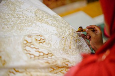 Surakarta, Endonezya - 7 Ağustos 2020: Kumaşın batik arka planı. Batik Tulis çizimi