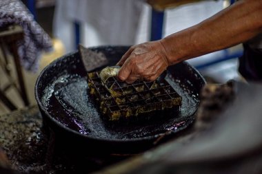 Surakarta, Endonezya - 7 Ağustos 2020: Kumaşın batik arka planı. Batik Tulis çizimi