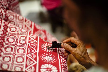 Surakarta, Endonezya - 7 Ağustos 2020: Kumaşın batik arka planı. Batik Tulis çizimi
