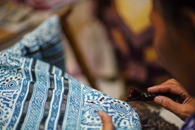 Surakarta, Endonezya - 7 Ağustos 2020: Kumaşın batik arka planı. Batik Tulis çizimi