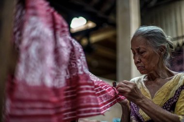 Surakarta, Endonezya - 7 Ağustos 2020: Kumaşın batik arka planı. Batik Tulis çizimi