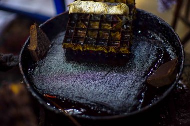 Surakarta, Endonezya - 7 Ağustos 2020: Kumaşın batik arka planı. Batik Tulis çizimi