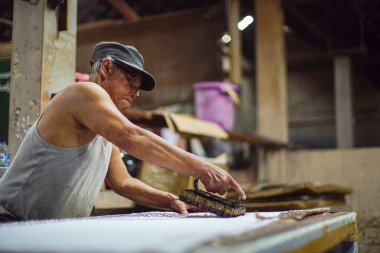 Surakarta, Endonezya - 7 Ağustos 2020: ünlü batik üretim süreci