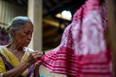 Surakarta, Endonezya - 7 Ağustos 2020: ünlü batik üretim süreci