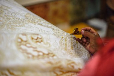 Surakarta, Endonezya - 7 Ağustos 2020: Kumaşın batik arka planı. Batik Tulis çizimi