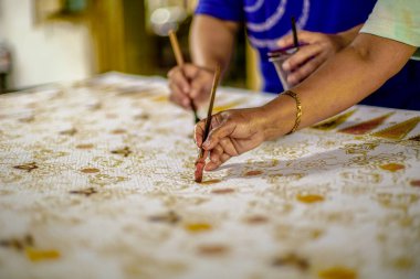 Surakarta, Endonezya - 7 Ağustos 2020: Kumaşın batik arka planı. Batik Tulis çizimi