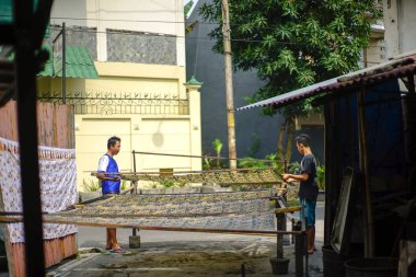 Surakarta, Endonezya - 7 Ağustos 2020: ünlü batik üretim süreci