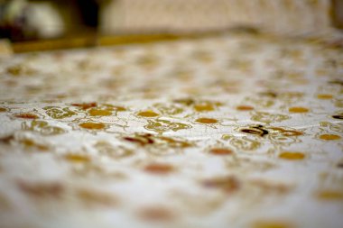 Surakarta, Endonezya - 7 Ağustos 2020: Kumaşın batik arka planı. Batik Tulis çizimi