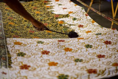 Surakarta, Endonezya - 7 Ağustos 2020: Kumaşın batik arka planı. Batik Tulis çizimi