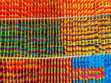 Batik çizildikten sonra renkli Batik kurumak üzere asılacak