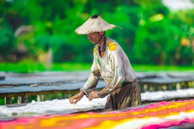 SOLO INDONEZYA, 22 EKİM 2018: çiftçi Batiks 'i asıyor. Bali 'nin renkli hatıraları, Asılı Kumaş Arkaplanı