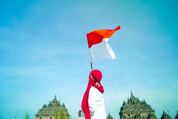 Bendera Asia Hijab Flapper Bendera Indonesia Dengan Latar Belakang Kuil — Stok Foto