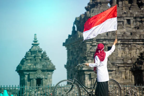 Bendera Indonesia Flapper Hijab Asia Dalam Bycycle Hari Kemerdekaan Indonesia — Stok Foto