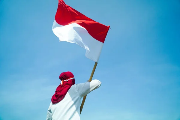 Flapper Asiático Hijab Bandera Indonesia Con Fondo Cielo Azul Claro —  Fotos de Stock