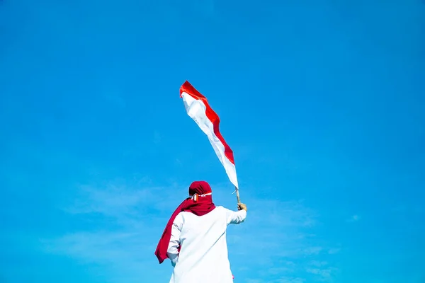 Asian Hijab Flapper Індонезійський Прапор Ясним Синім Небом День Незалежності — стокове фото