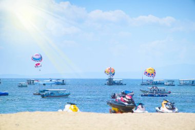 26 Nisan 2018 Bali Endonezya, Parasailing Tanjung Benoa Su Sporları, mavi gökyüzü arka planlı
