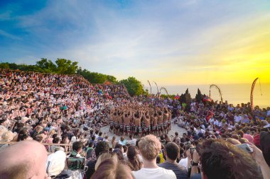 26 Nisan 2018 Bali Endonezya, Turistler Endonezya 'daki Bali Tapınağı' nda geleneksel Bali Kecak Dansı 'nı izliyorlar. Kecak (Ramayana Monkey Chant olarak da bilinir), Bali 'de çok popüler bir kültür programıdır.