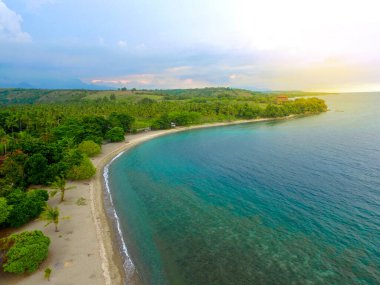 Güzel tropikal ada kıyılarının manzaralı görüntüsü