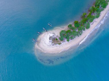 Güzel tropikal ada kıyılarının manzaralı görüntüsü