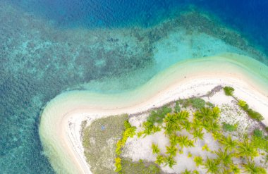 Güzel tropikal ada kıyılarının manzaralı görüntüsü