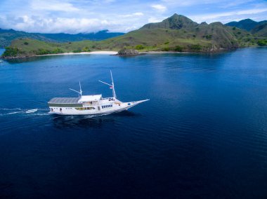 Mavi sulardaki geminin tropikal adalarla çevrili havadan görüntüsü