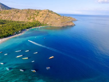 Güzel tropikal ada kıyılarının manzaralı görüntüsü