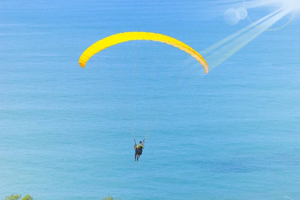 Close Shot Person Paragliding Beautiful Blue Sea — Stock Photo, Image