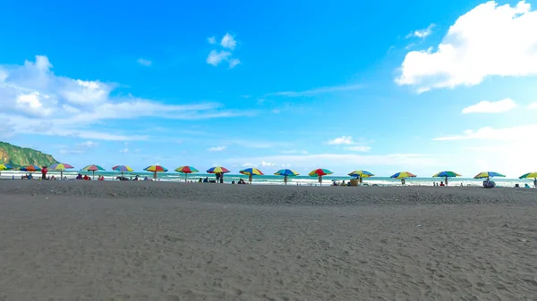 Sommarstrand Med Strandparasoller Vågor Blå Himmel Bakgrund Sommarsemester Tropisk Strand — Stockfoto
