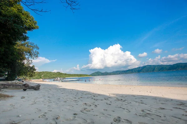 印度尼西亚2020年6月21日 热带岛屿 拥有白色沙滩 蓝色透明水和珊瑚礁 Gili Trawangan岛印度尼西亚空中射击 长尾船 — 图库照片