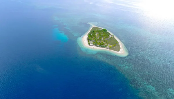 美しい熱帯の島の海岸の風光明媚なショット — ストック写真