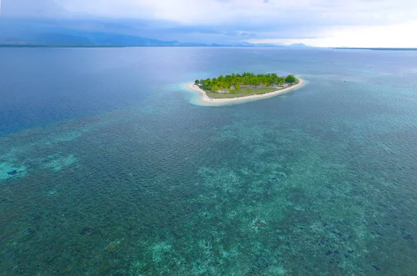 美しい熱帯の島の海岸の風光明媚なショット — ストック写真