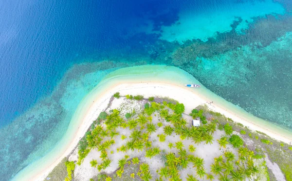 美しい熱帯の島の海岸の風光明媚なショット — ストック写真