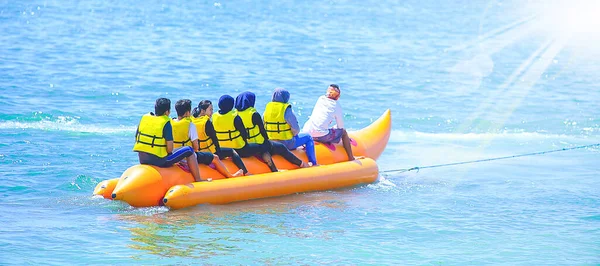 April 2018 Bali Indonesien Bananenboot Tanjung Benoa Wassersport Gruppen Genießen — Stockfoto