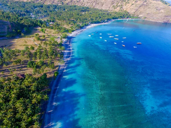 美しい熱帯の島の海岸の風光明媚なショット — ストック写真
