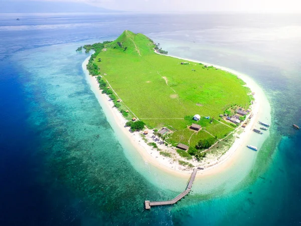 Kleine Tropische Insel Mit Weiß Grüner Savanne Und Sandstrand Wunderschöner — Stockfoto