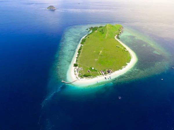 白い緑のサバンナと砂浜の小さな熱帯の島 上から見た美しいケナワ島の景色 インドネシア諸島の自然 — ストック写真