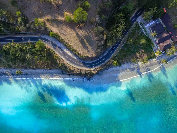 印度尼西亚2020年6月21日 热带岛屿 拥有白色沙滩 蓝色透明水和珊瑚礁 Gili Trawangan岛印度尼西亚空中射击 长尾船 — 图库照片