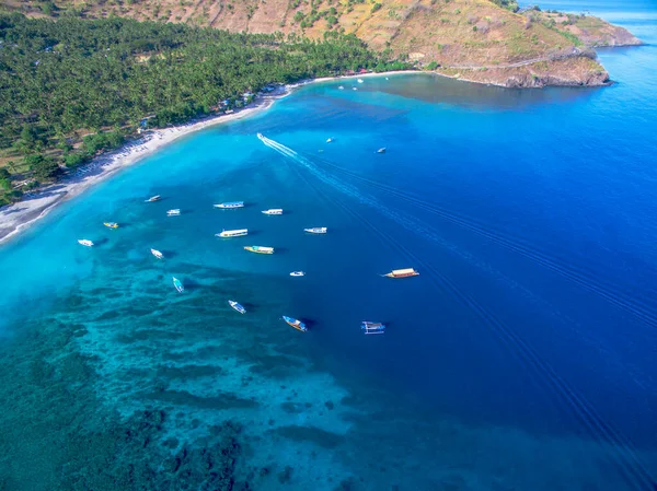 인도네시아 2020 모래사장 과푸른 산호초가 쾌속정 긴꼬리 인도네시아 — 스톡 사진