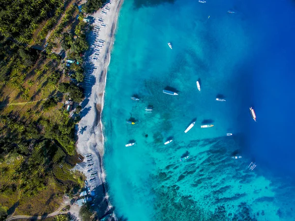 Индонезия Июня 2020 Тропический Остров Белым Песчаным Пляжем Голубой Прозрачной — стоковое фото