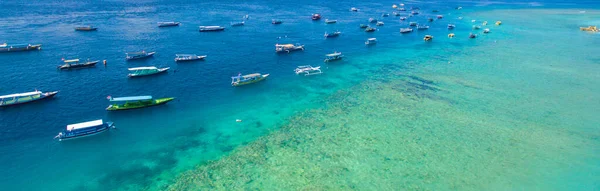 インドネシア6月21 2020 白い砂浜と青い透明水とサンゴ礁を持つ熱帯の島 空中射撃 スピードボート ロングテールボート ジリTrawangan島インドネシア — ストック写真