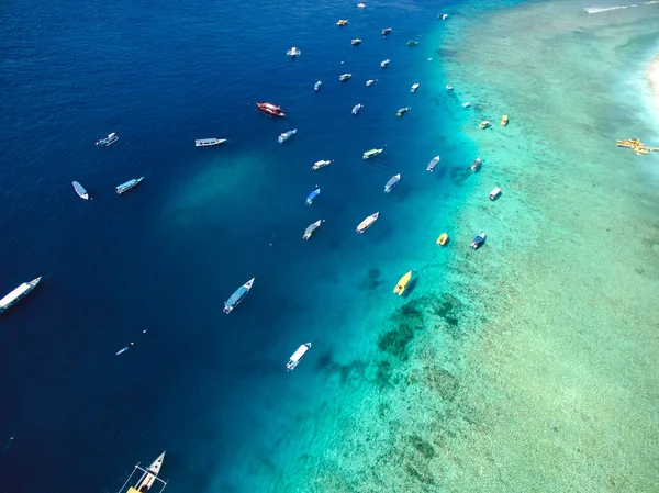 インドネシア6月21 2020 白い砂浜と青い透明水とサンゴ礁を持つ熱帯の島 空中射撃 スピードボート ロングテールボート ジリTrawangan島インドネシア — ストック写真