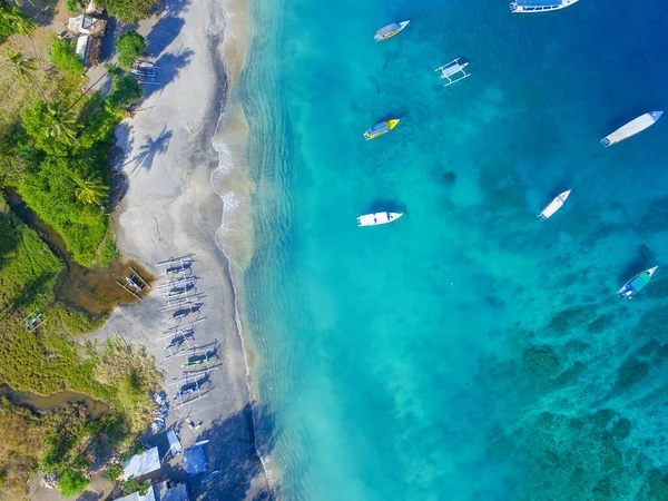 青い水の美しい熱帯ビーチの空中撮影 ロイヤリティフリーのストック写真
