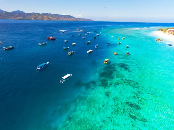 印度尼西亚2020年6月21日 热带岛屿 拥有白色沙滩 蓝色透明水和珊瑚礁 Gili Trawangan岛印度尼西亚空中射击 长尾船 图库图片