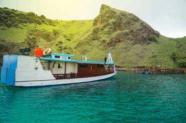 Endonezya 'daki Padar Adası yakınlarında yüzen teknenin manzaralı görüntüsü