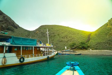 Endonezya 'daki Padar Adası yakınlarında yüzen teknenin manzaralı görüntüsü
