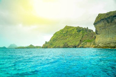 Güzel tropikal Komodo adası sahili manzarası.