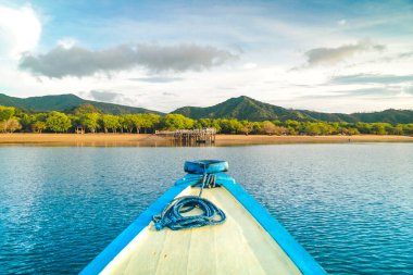 Güzel tropikal Komodo adası sahili manzarası. 
