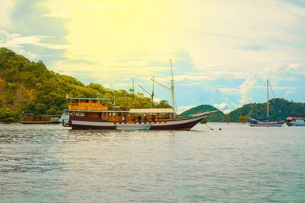 Malownicze Ujęcie Łodzi Pływającej Pobliżu Padar Island Indonezja — Zdjęcie stockowe