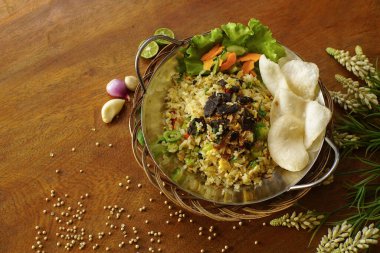 Yogyakarta 20 Haziran 2020: Endonezya Gıda Nasi Goreng Jawa. Popüler Endonezya pirinç tabağı, Java usulü, tatlı soya soslu pilav..